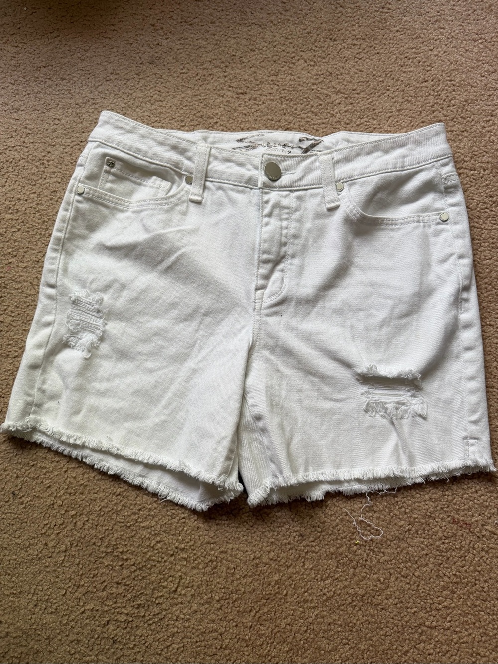 Seven7 Women's white distressed denim shorts;  frayed raw hems and 5-pocket, Sz8